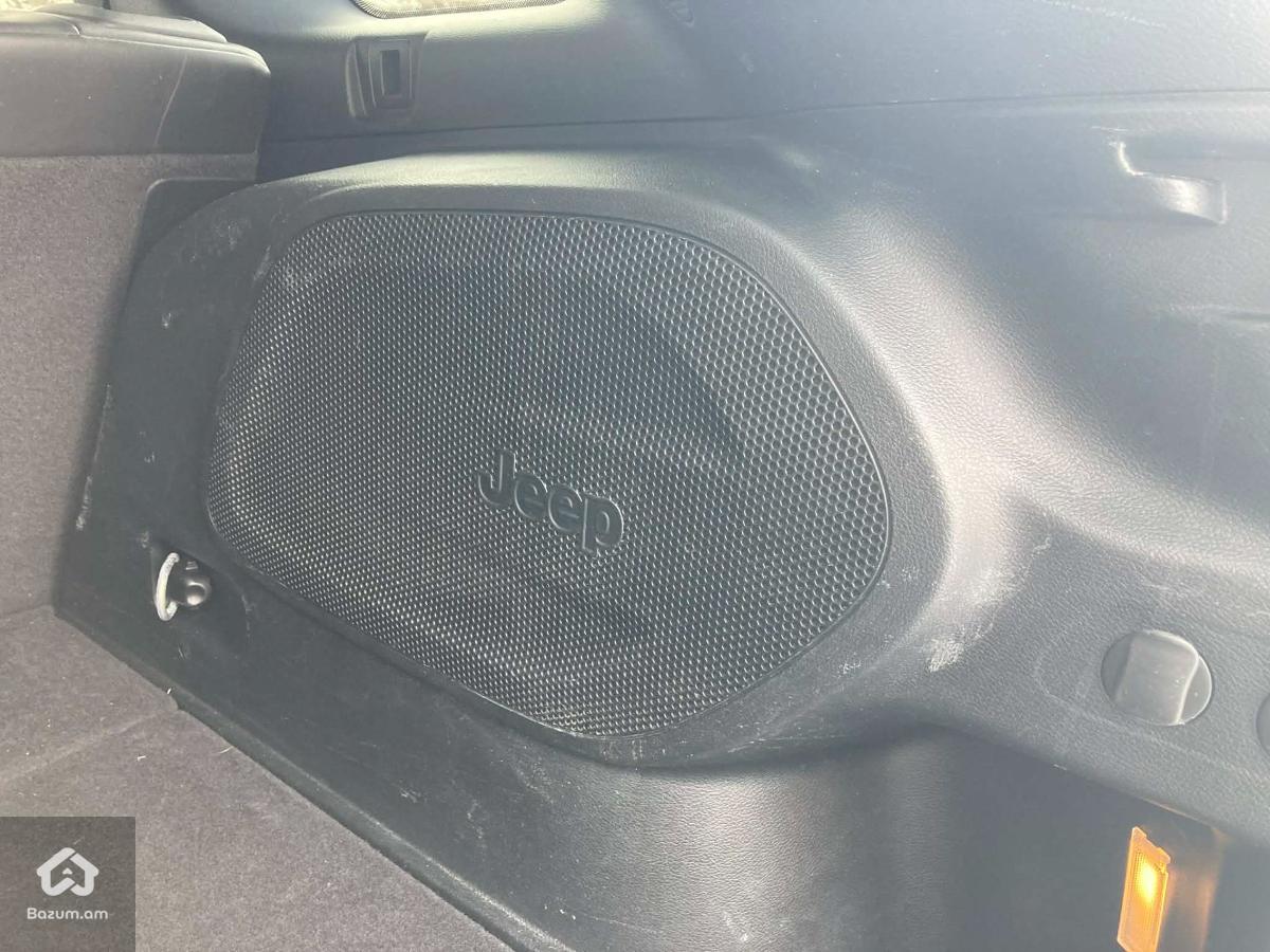 2020 Jeep Cherokee, Latitude Plus - image 18