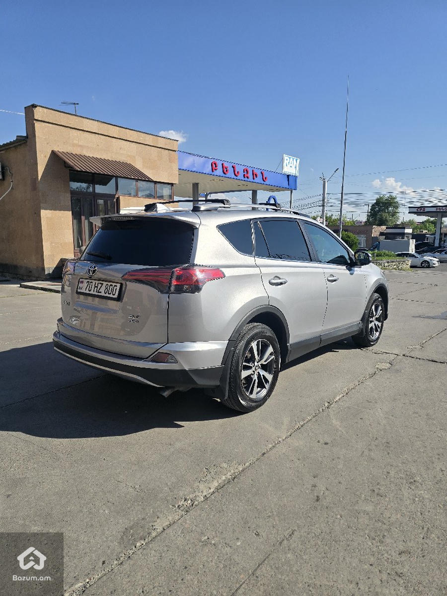 Toyota Rav4 XLE - image 8