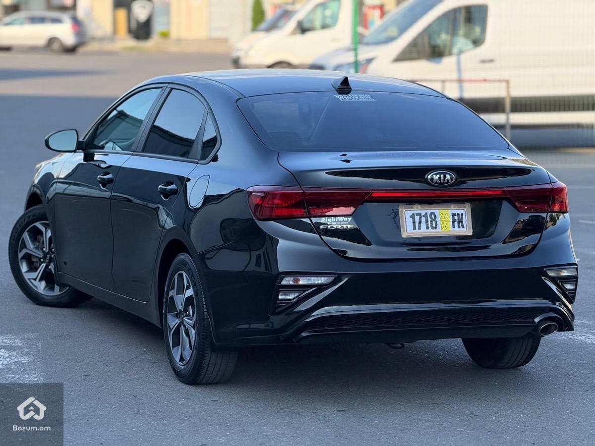 Kia Forte - image 7