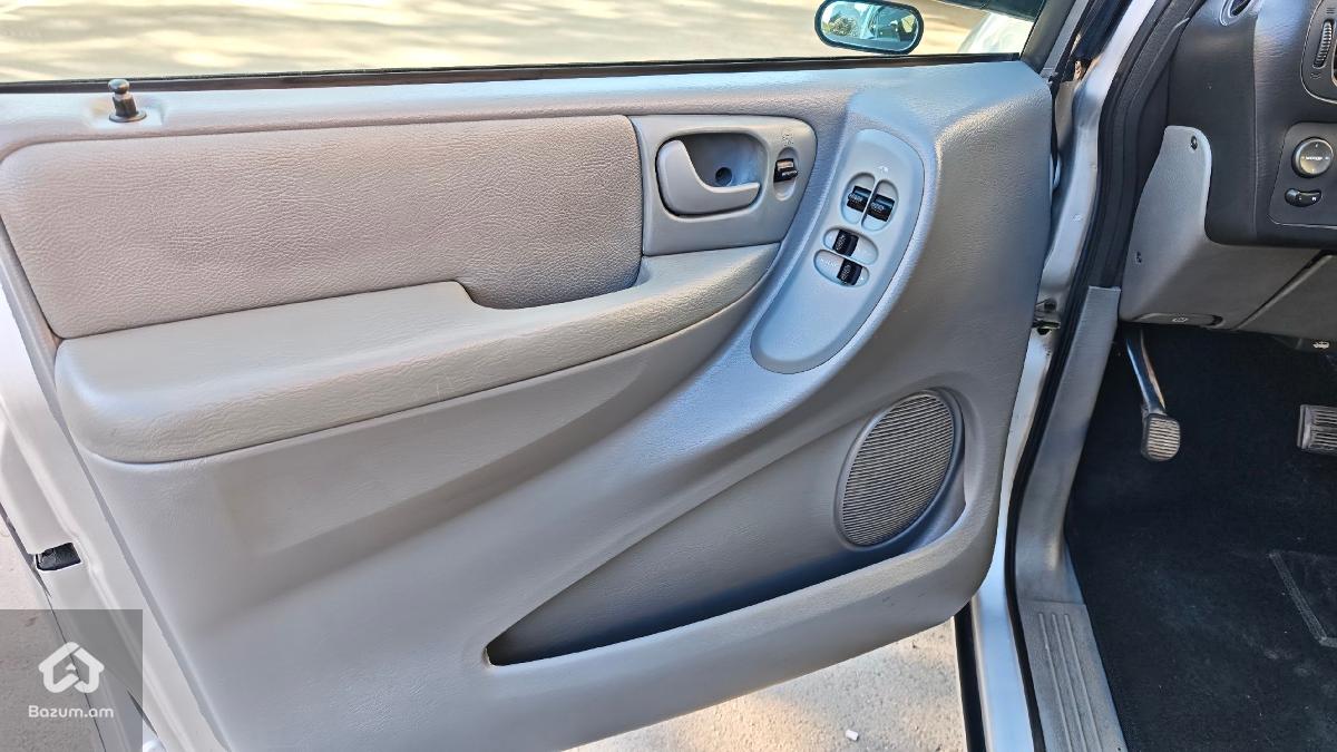 Chrysler Town & Country 2005 Touring Stow'n'go - image 10