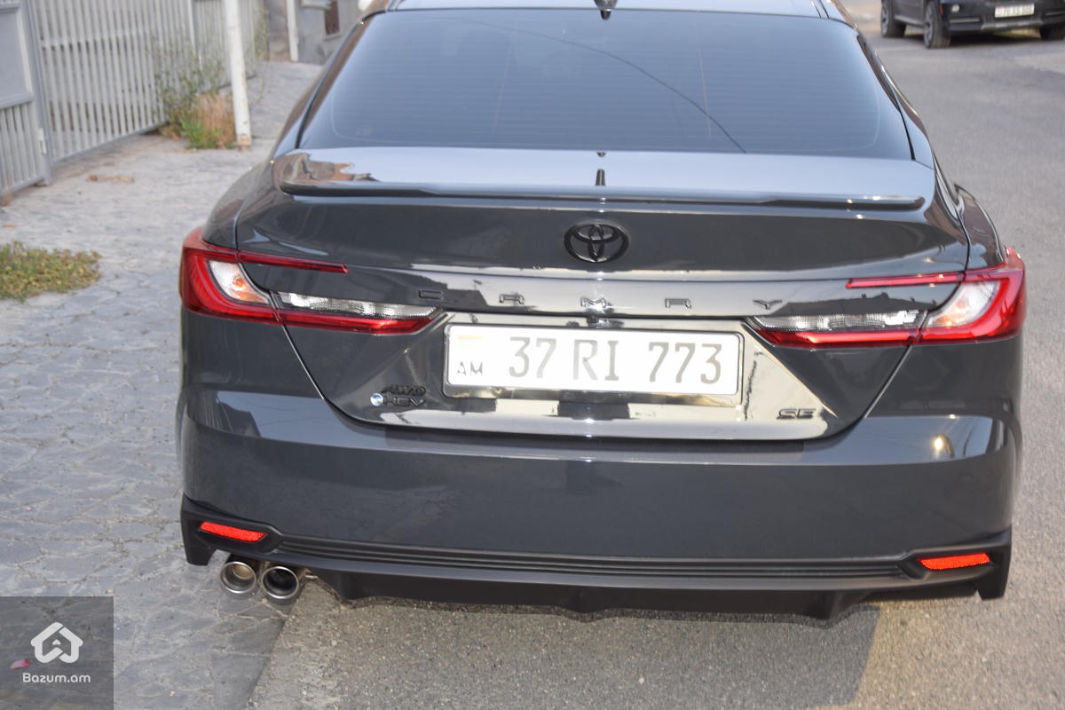 Toyota Camry - image 6