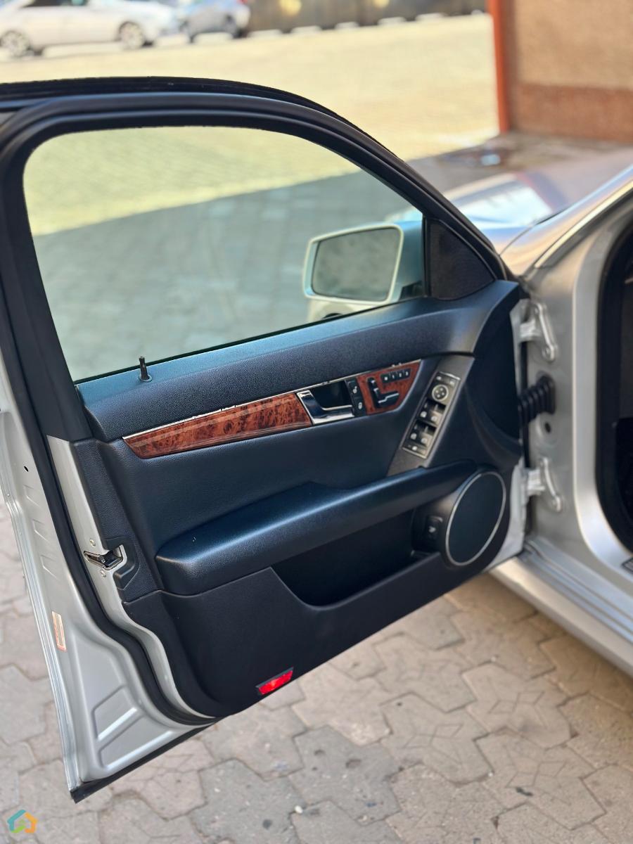 Mercedes benz c300 - image 24
