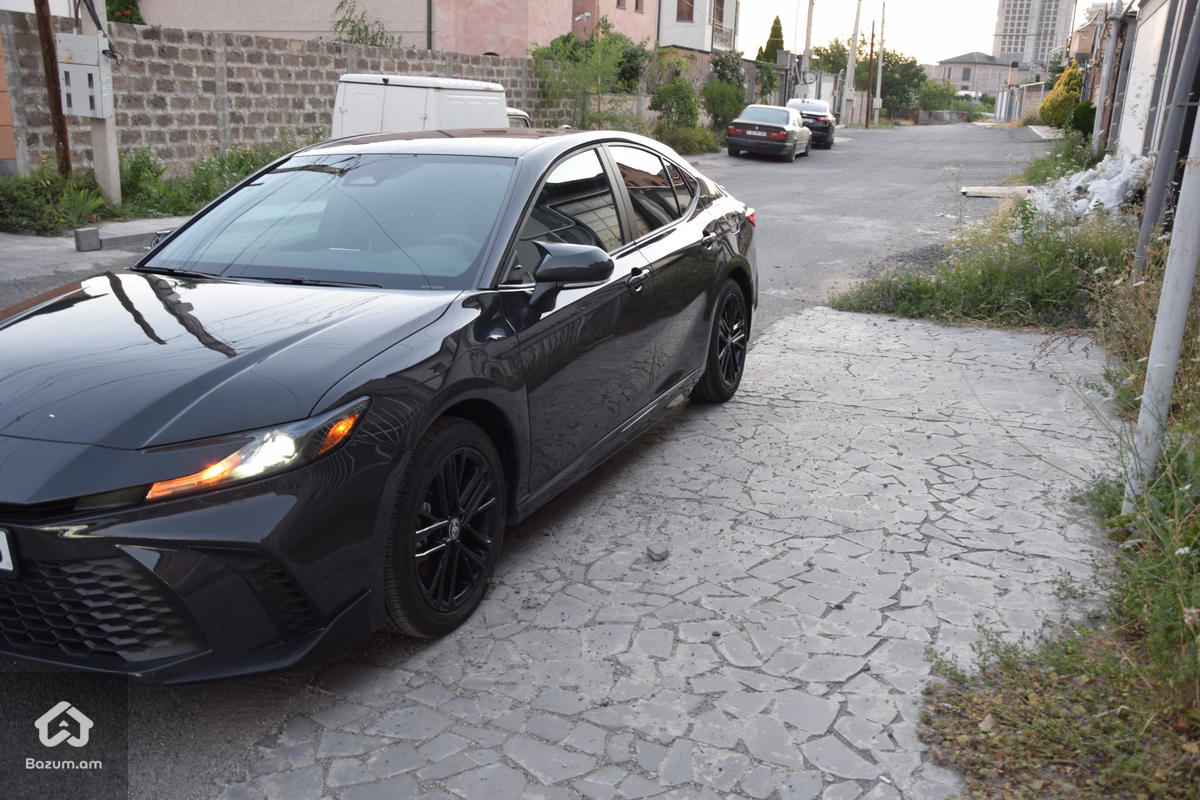 Toyota Camry - image 3