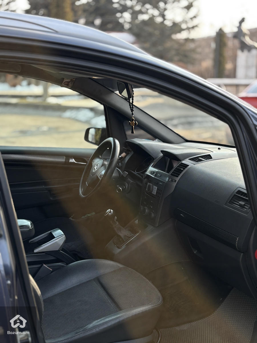 Opel Zafira B - image 8