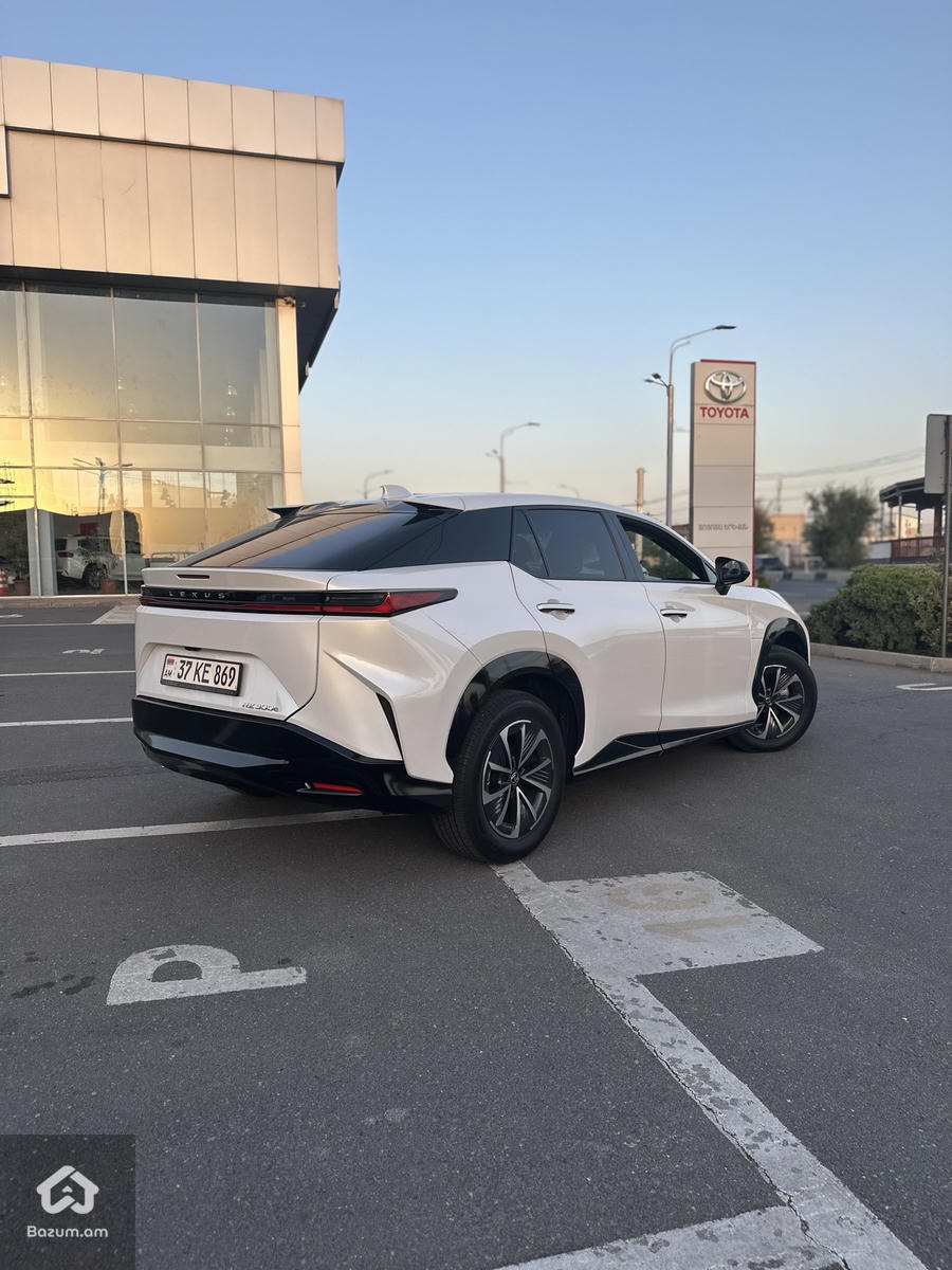 Lexus RZ - image 3