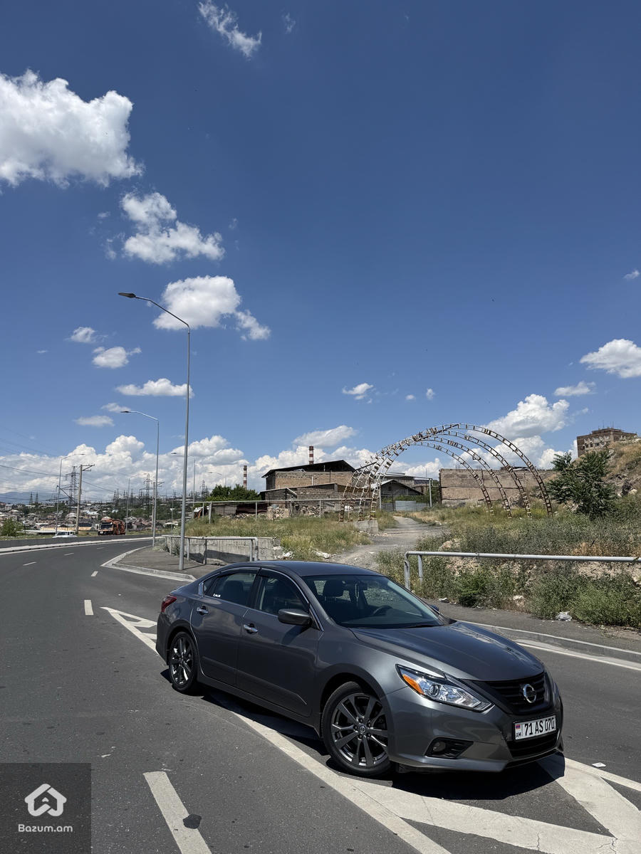 Nissan Altima SR - image 9
