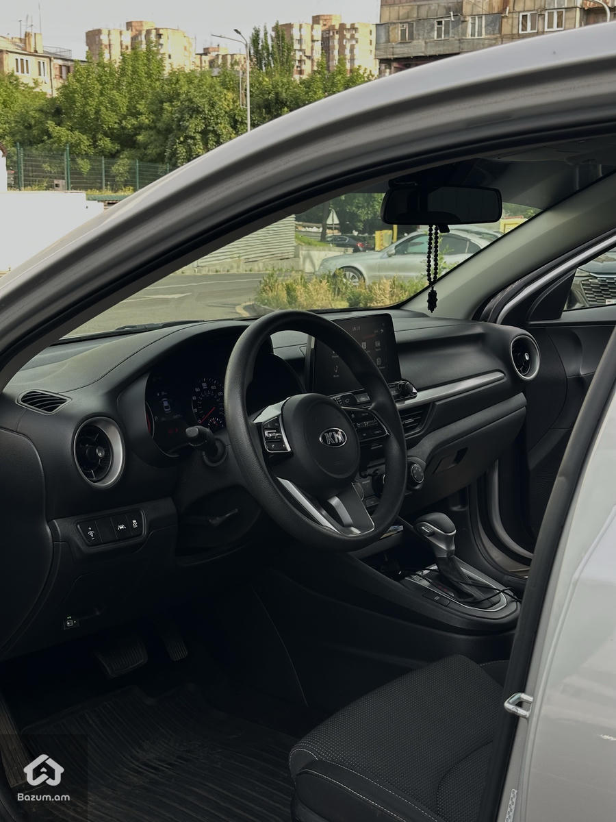 Kia Forte - image 7