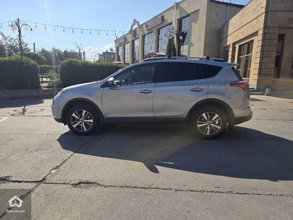 Toyota Rav4 XLE - image 4