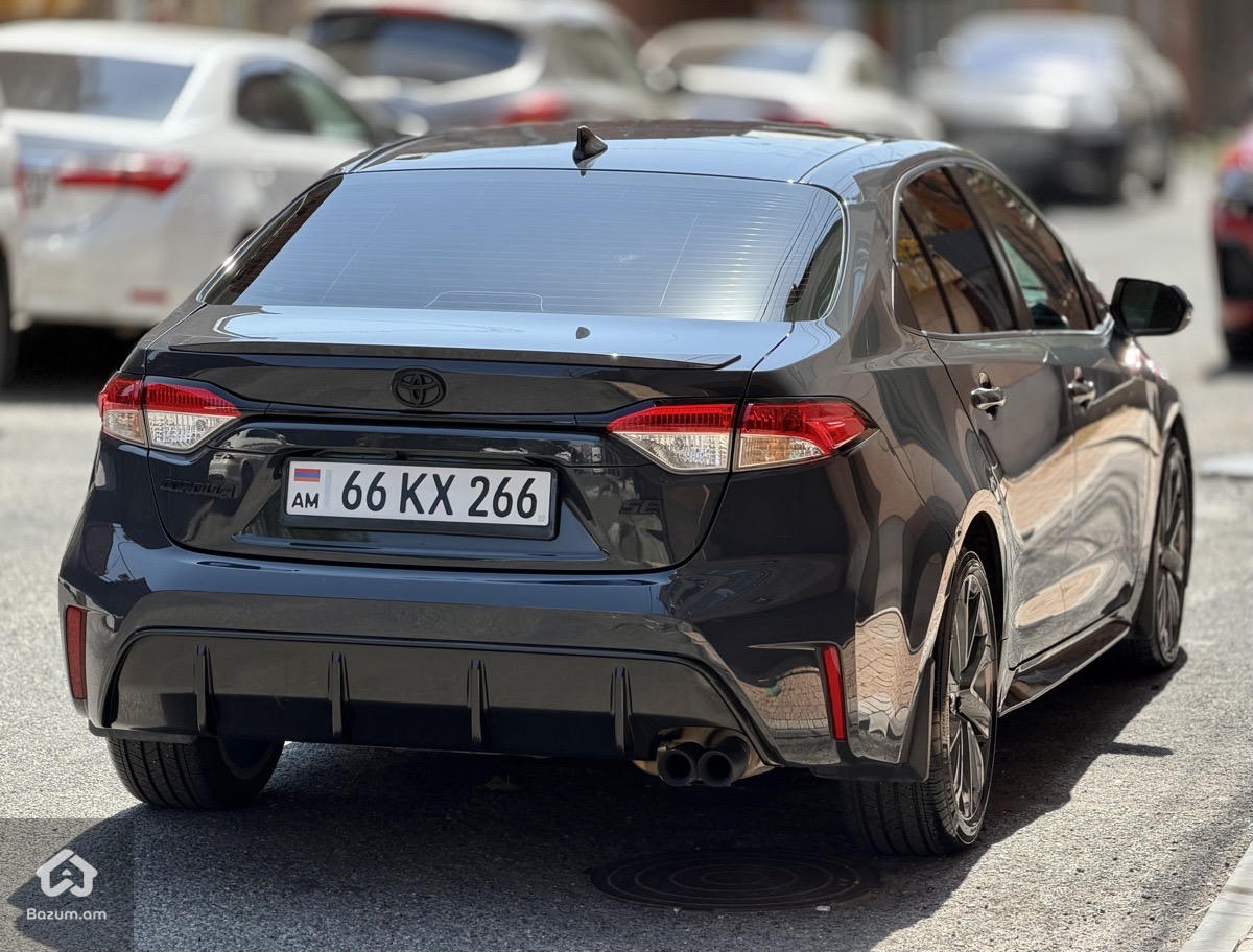 Toyota Corolla SE - image 4