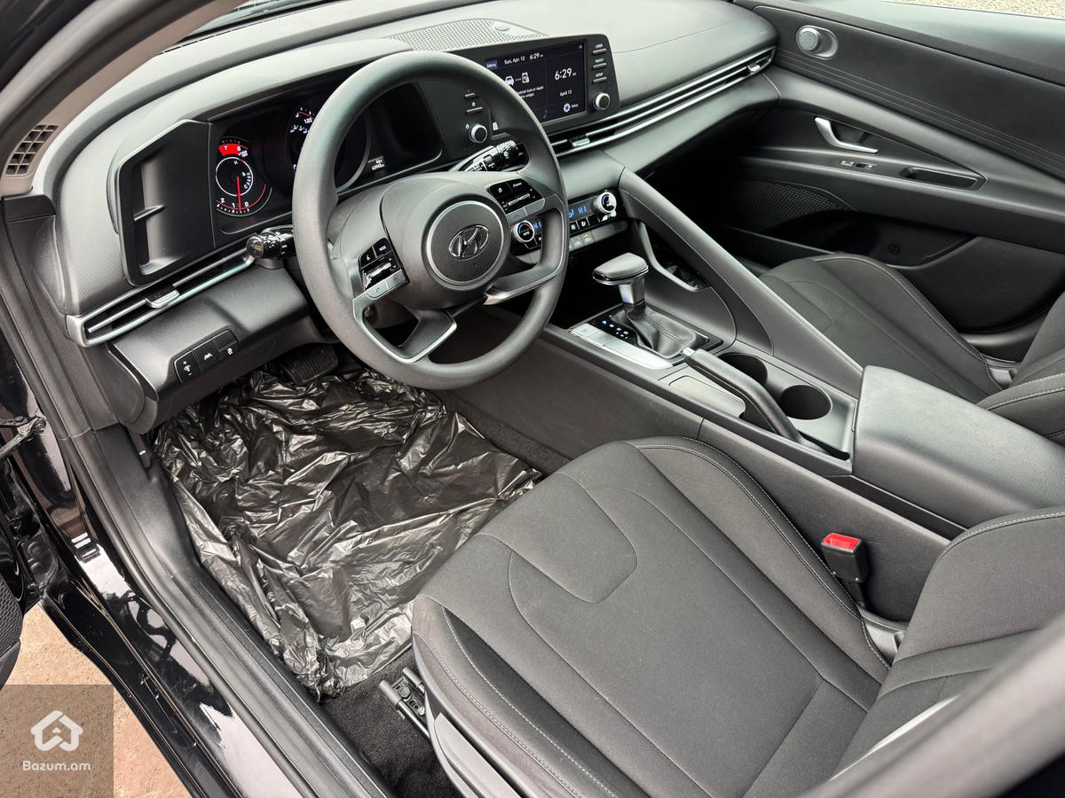 Hyundai Elantra - image 23