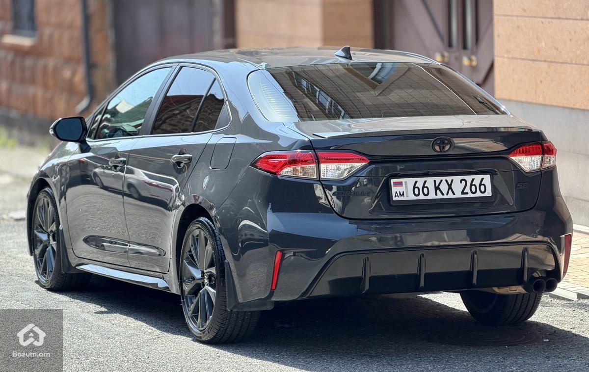 Toyota Corolla SE - image 3