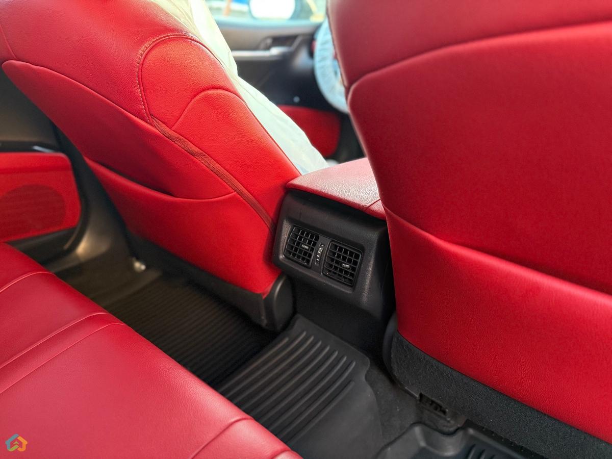 Toyota Camry V70 Xse - image 17