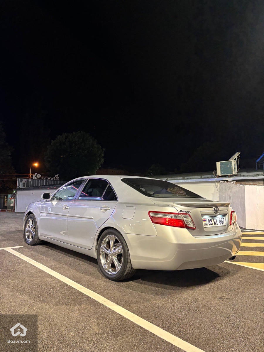 Toyota camry - image 5
