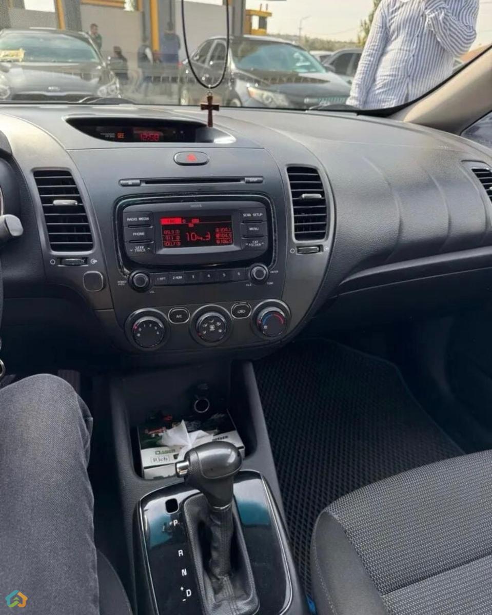 Kia Forte - image 10