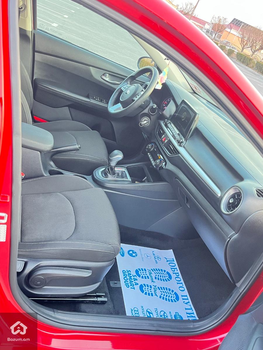 Kia Forte - image 12