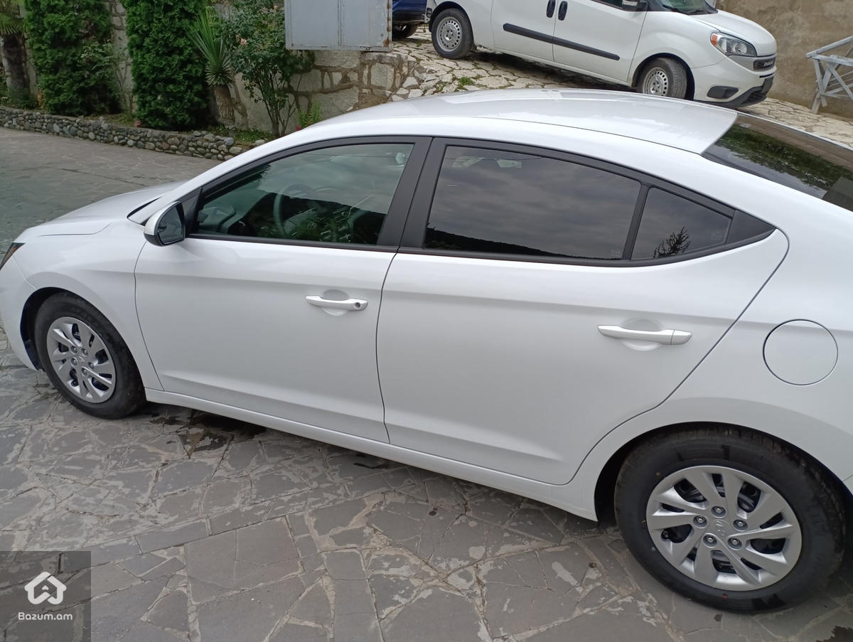 Hyundai Elantra - image 4