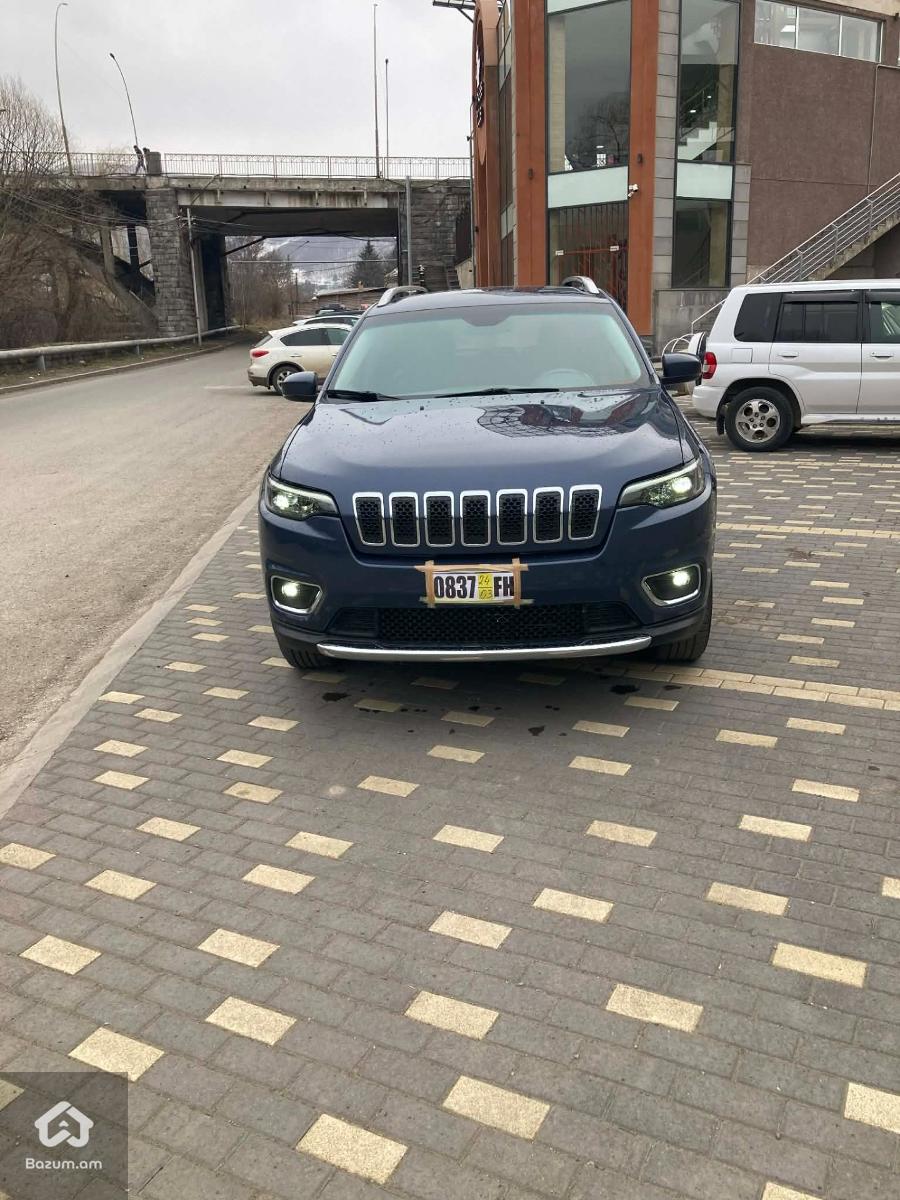 2020 Jeep Cherokee, Latitude Plus 4x4 - image 9