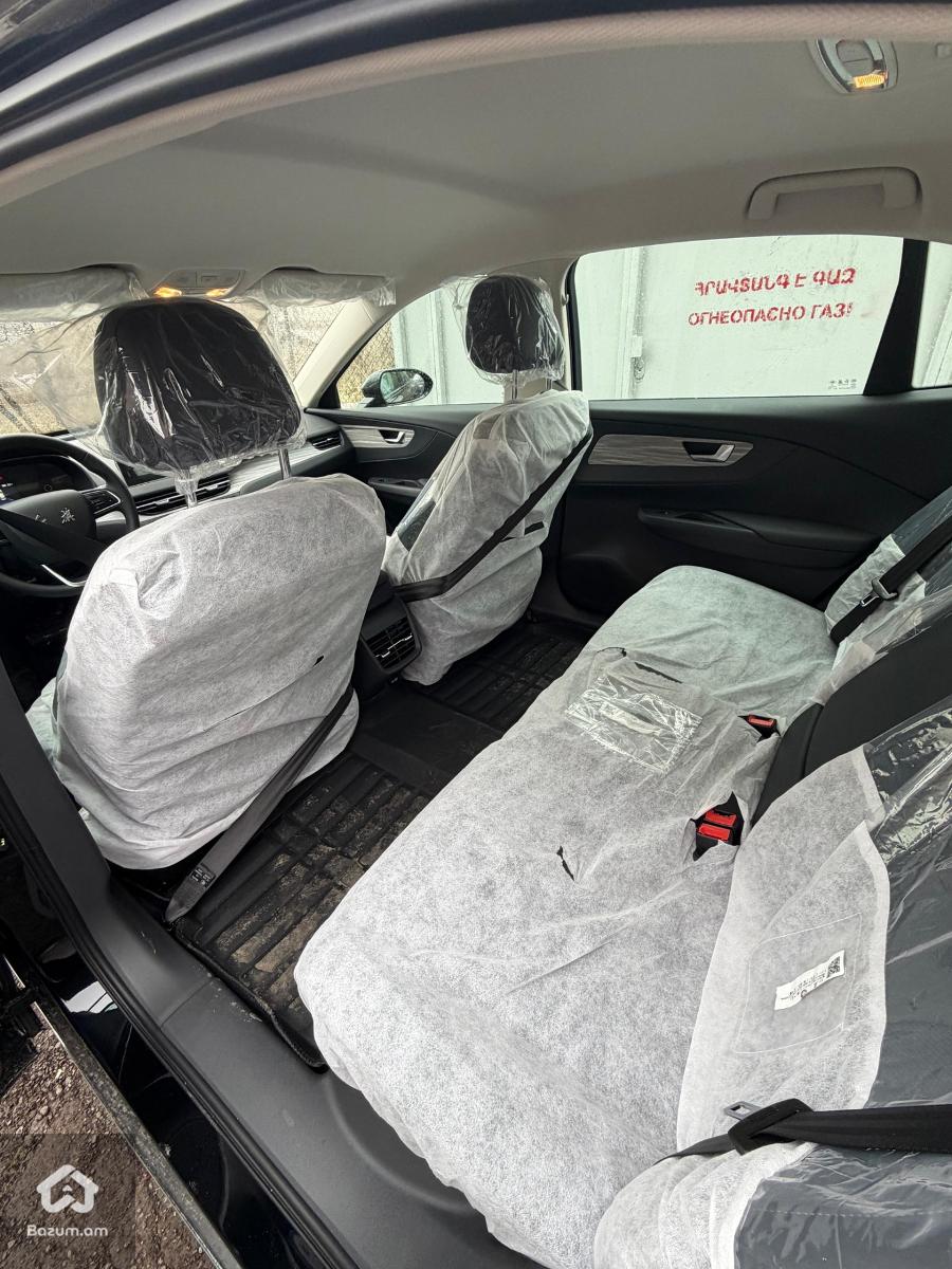 Honqi E-QM5 - image 2