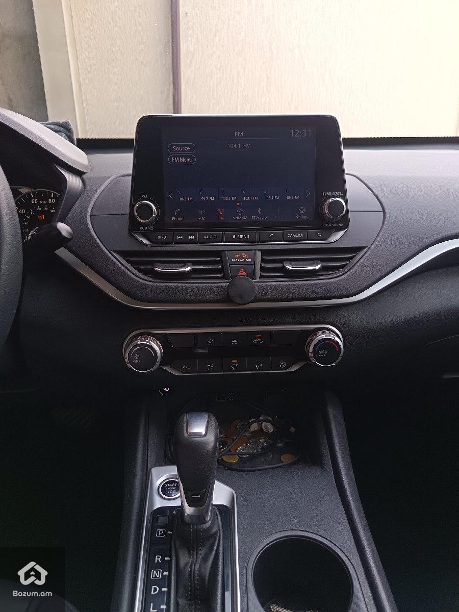 Nissan Altima  - image 9