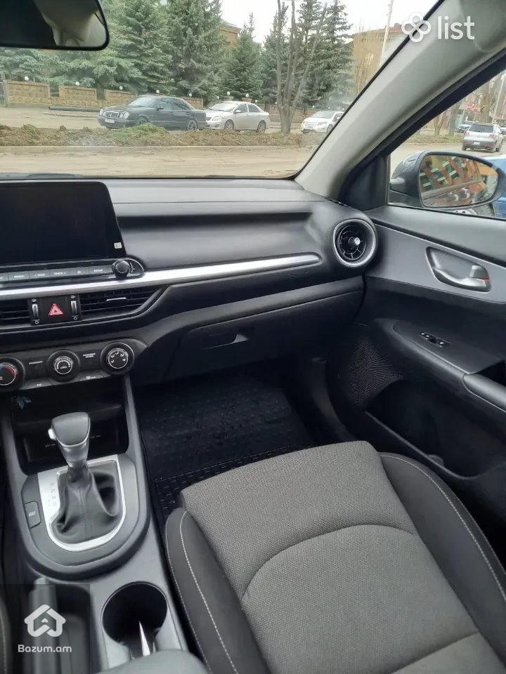 Kia Forte - image 8