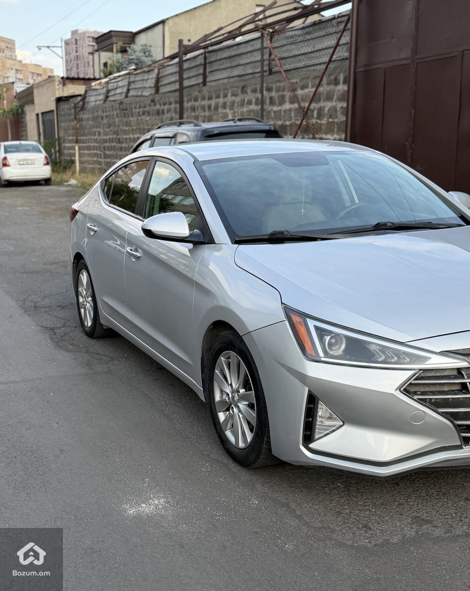 hyundai elantra - image 2