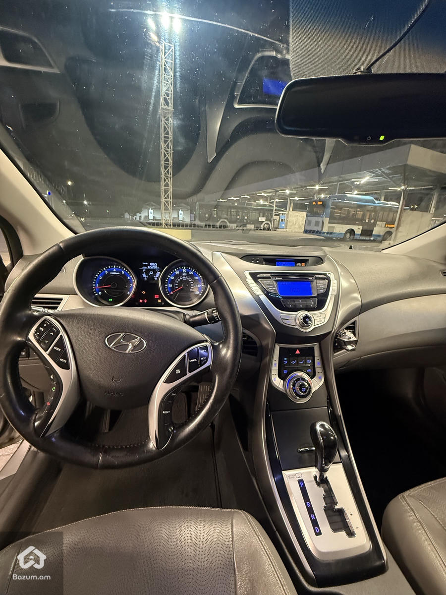 Hyundai Elantra Limited - image 8