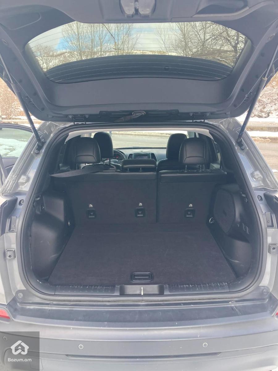 2020 Jeep Cherokee, Latitude Plus - image 17