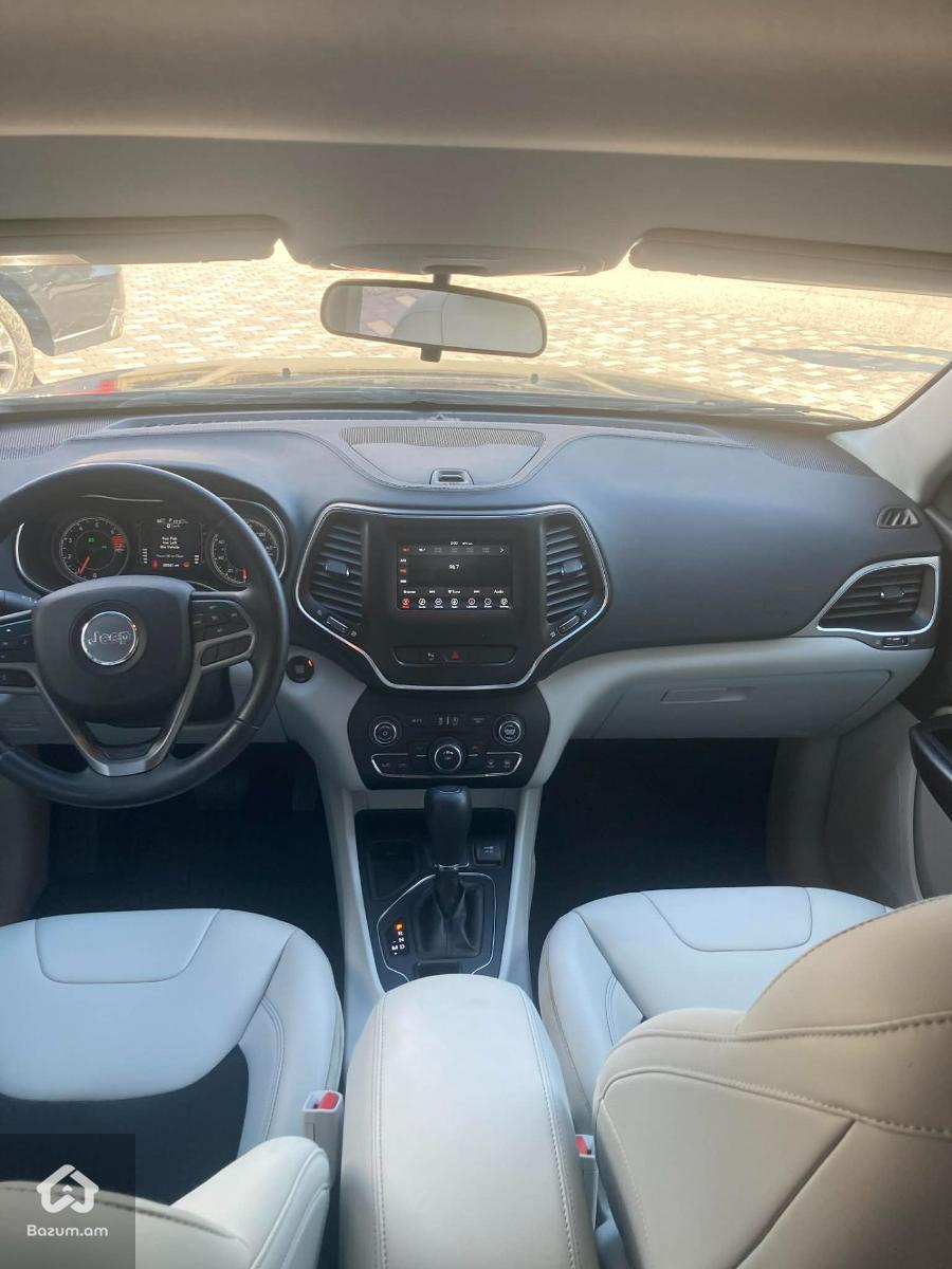 2020 Jeep Cherokee, Latitude Plus - image 11