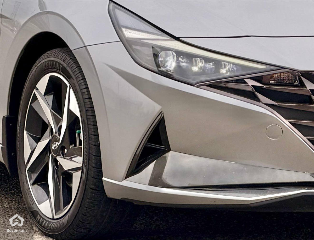 Hyundai Elantra Limited - image 12