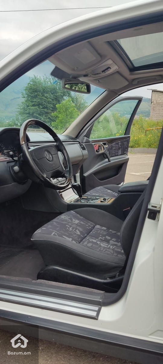 Mercedes-Benz E-Class W210 - image 33
