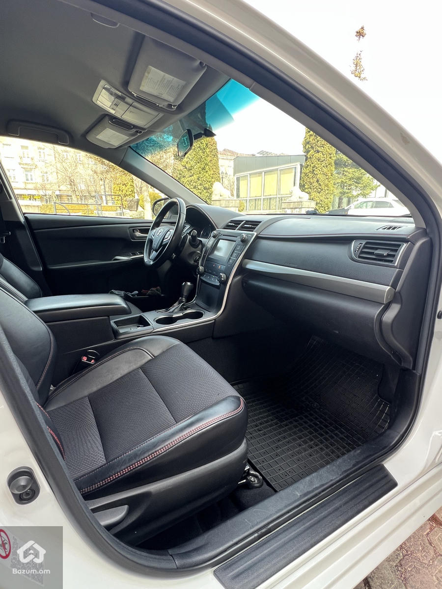 Toyota Camry - image 8