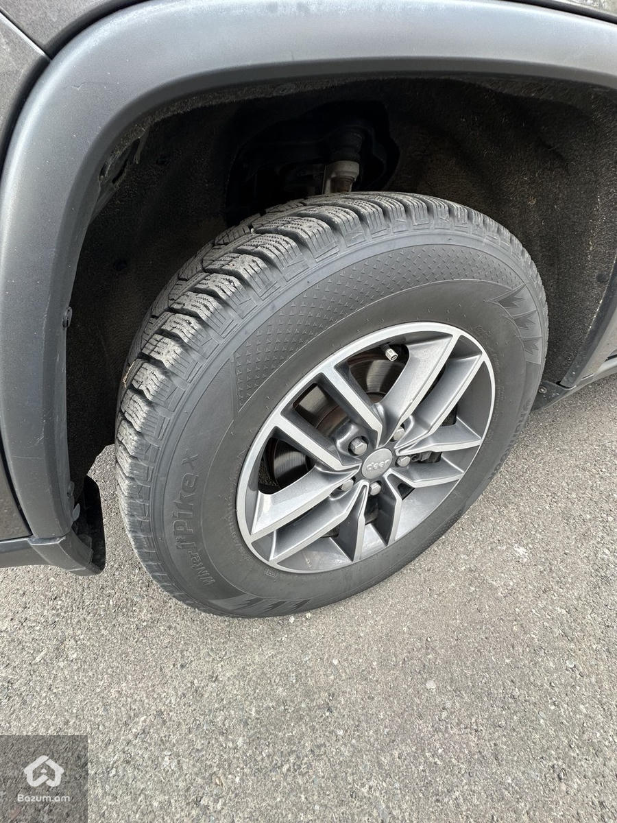 Jeep Grand Cherokee Limited - image 8