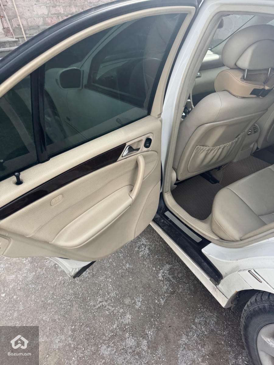Mercedes Benz C240 - image 11