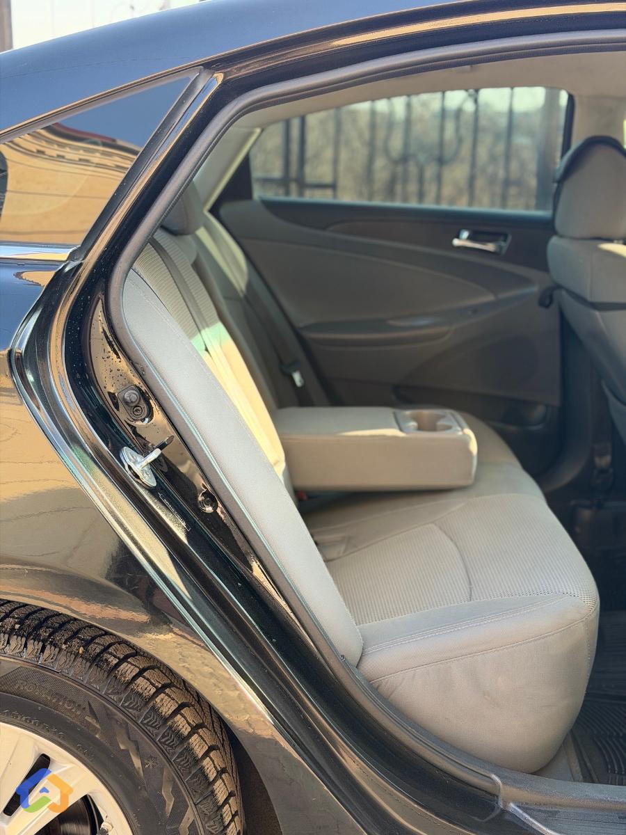 Hyundai Sonata Se - image 10