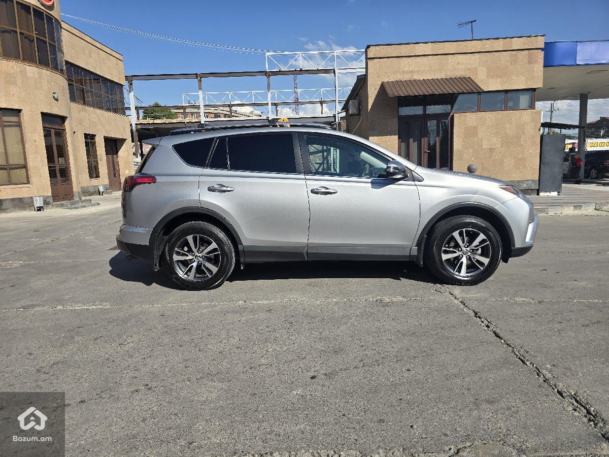 Toyota Rav4 XLE - image 5