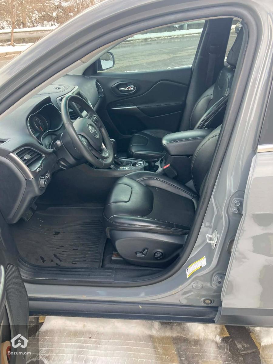 2020 Jeep Cherokee, Latitude Plus - image 14