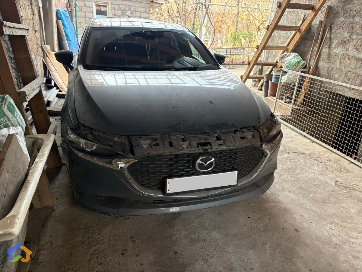 Mazda 3 2022 Carbon Edition - image 2
