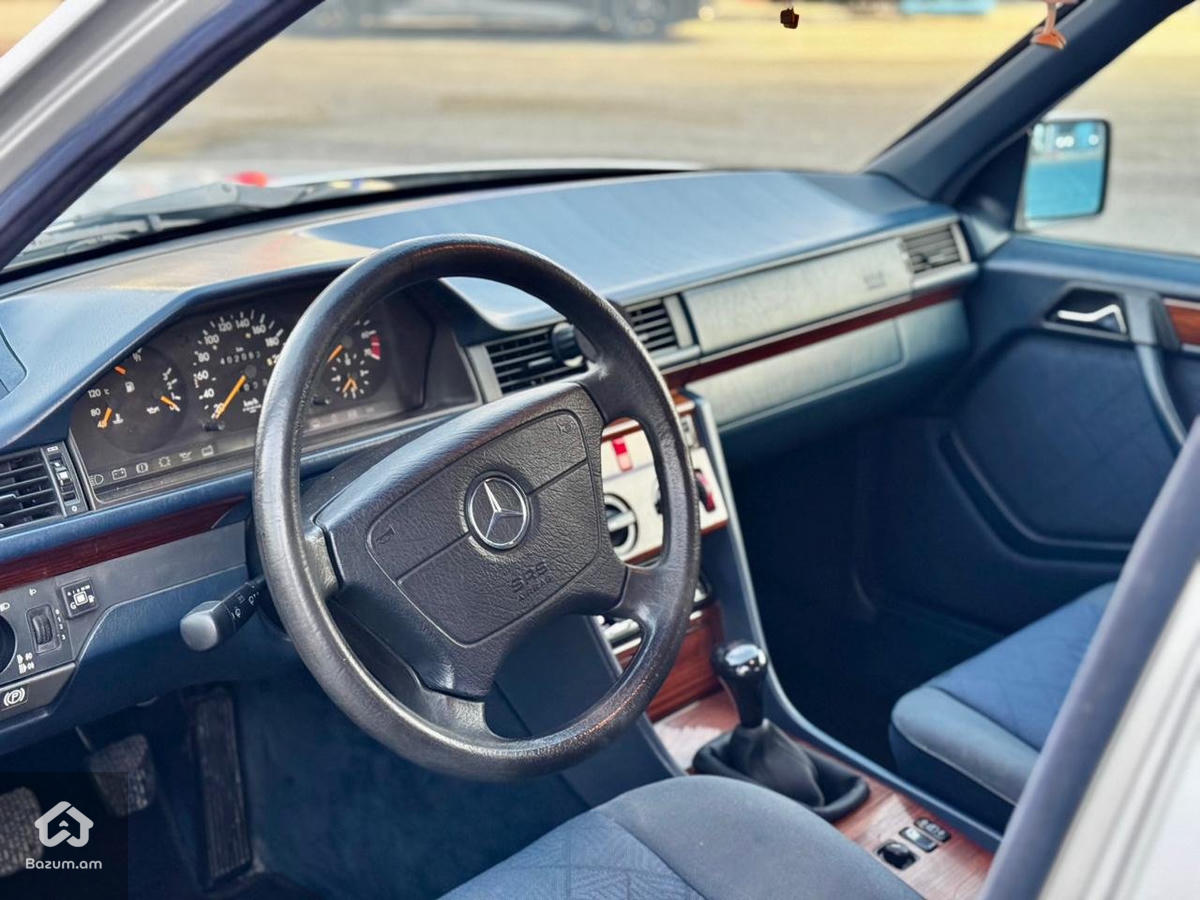 Mercedes Benz E220 w124 - image 10