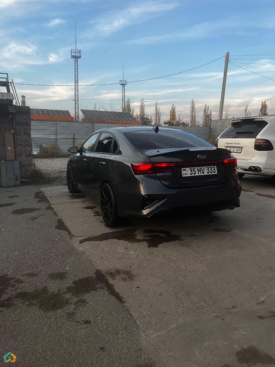 Kia Forte - image 10