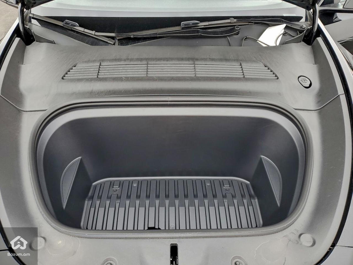 Tesla Model Y Long Range - image 10