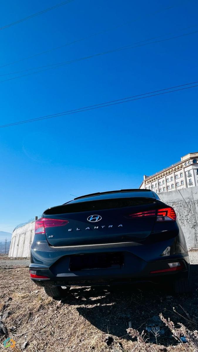 Hundai Elantra - image 13