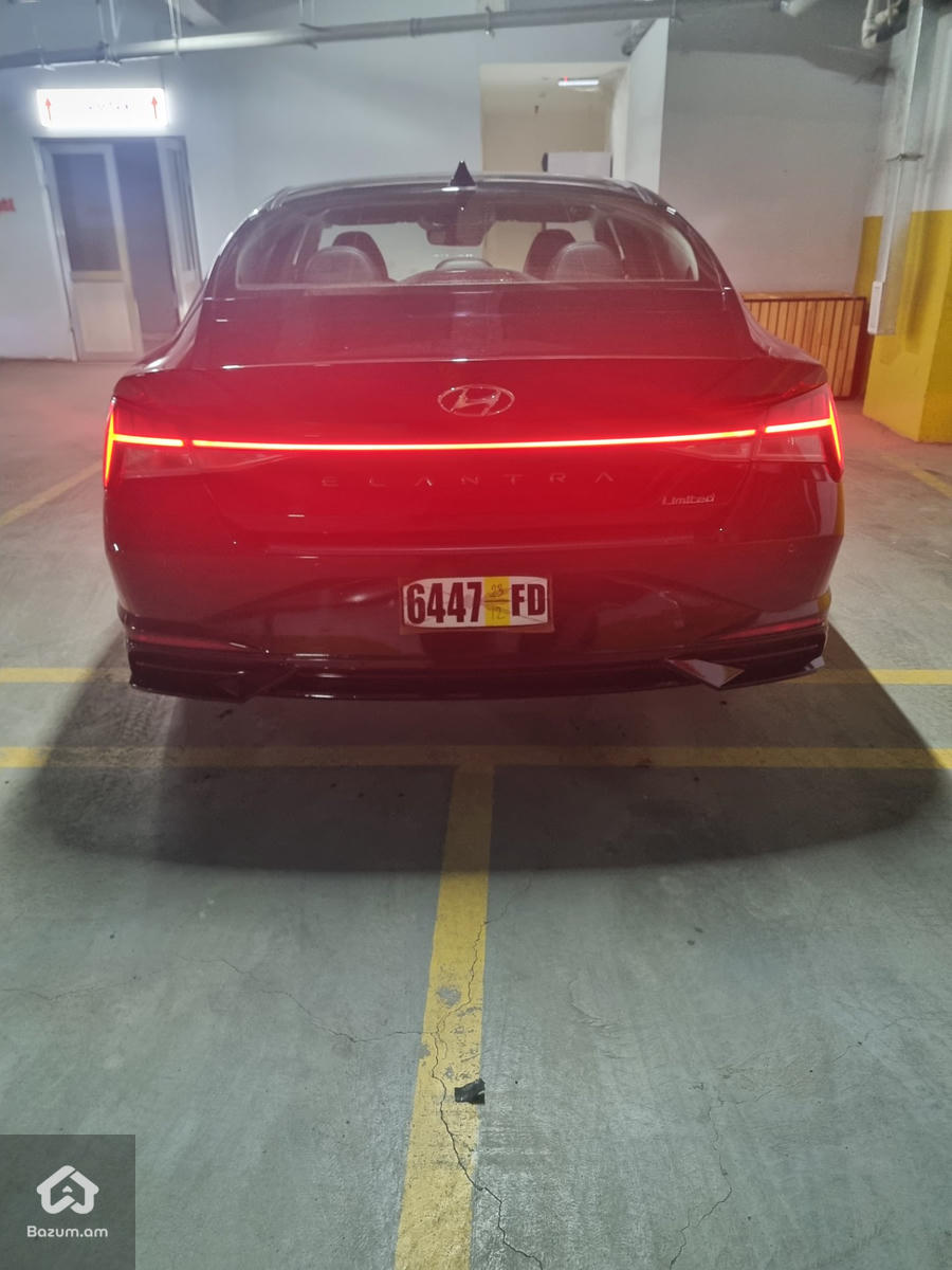 Hyundai Elantra Limited - image 10