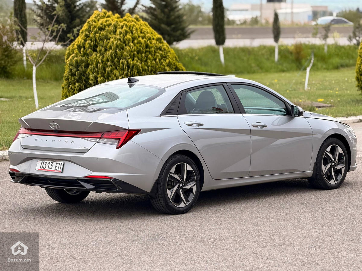 Hyundai Elantra Limited - image 4