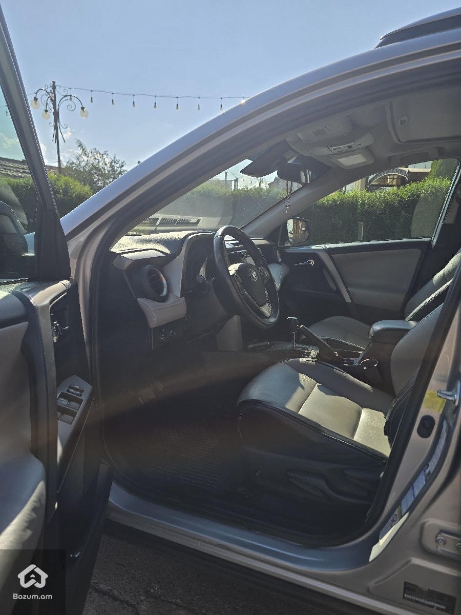 Toyota Rav4 XLE - image 13