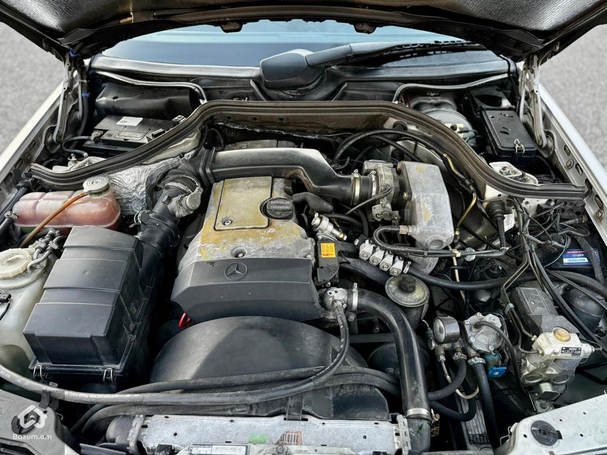 Mercedes Benz E220 w124 - image 12