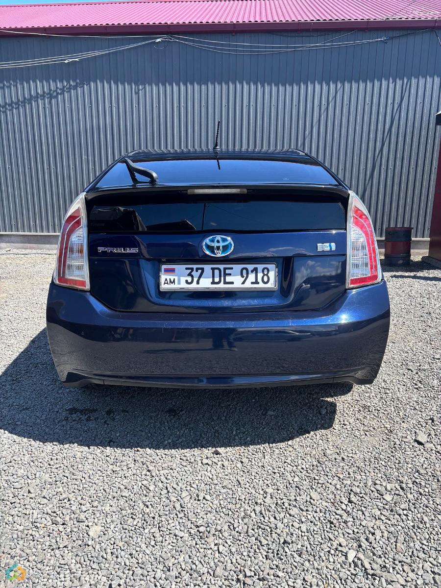 Toyota Prius - image 4