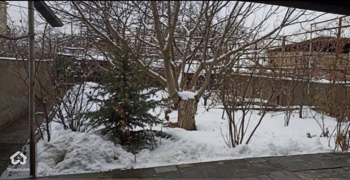 Երկու հարկանի քարե տուն Գրիգոր Զոհրապի փողոցում  - image 12