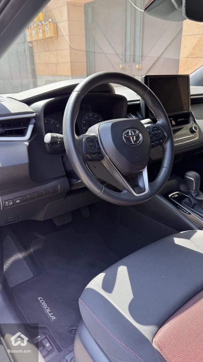 Toyota Corolla SE - image 7