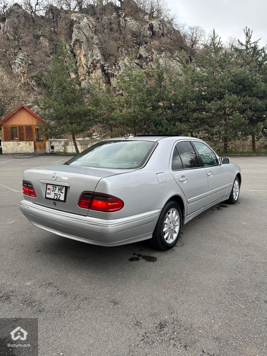 Mercedes Benz E320 - image 7