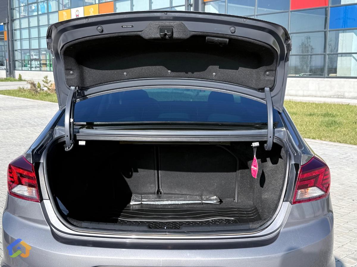 Hyundai Elantra - image 8